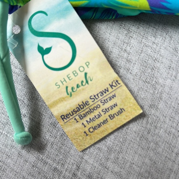 Travelers gift set includes essentials for a trip, cruise, safari, etc. - Picture 8 of 8